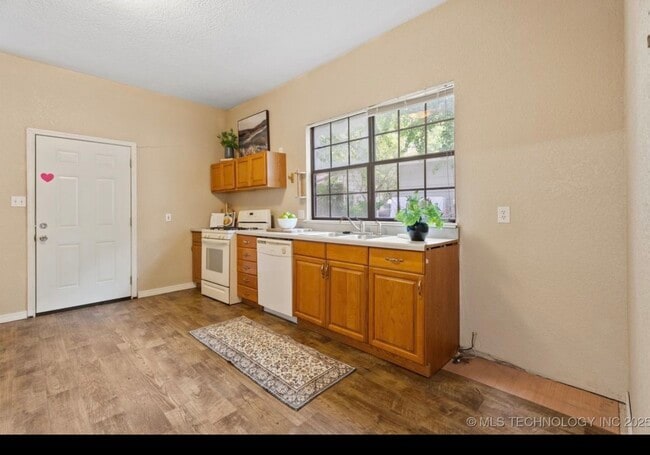 Building Photo - 806 S Osage Ave