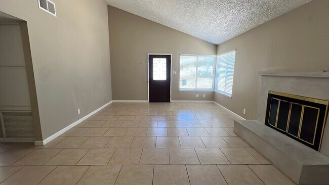 Building Photo - (APPLICATION PENDING) East Lancaster Home