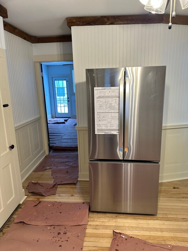 Building Photo - 537 Main St