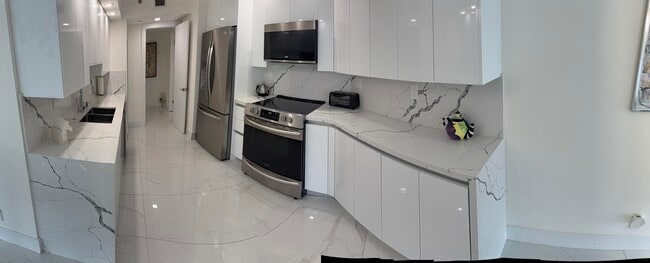 Building Photo - 16425 Collins Ave