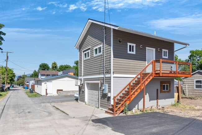 Building Photo - Modern One-Bedroom Above-Garage Apartment in Central Missoula