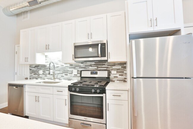 Building Photo - Gorgeous 2Bed/1bath in Logan Square! Condo Quality! In-Unit Laundry! Central Air! Stainless Steel!