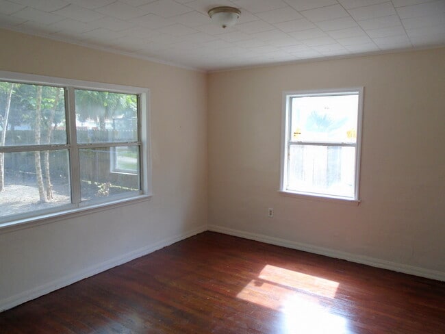 Building Photo - Tons of Living Space in this 3BR/1BA Zephy...