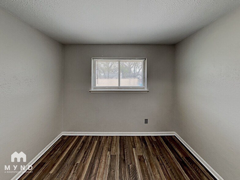 Building Photo - 939 N Pleasant Woods Dr