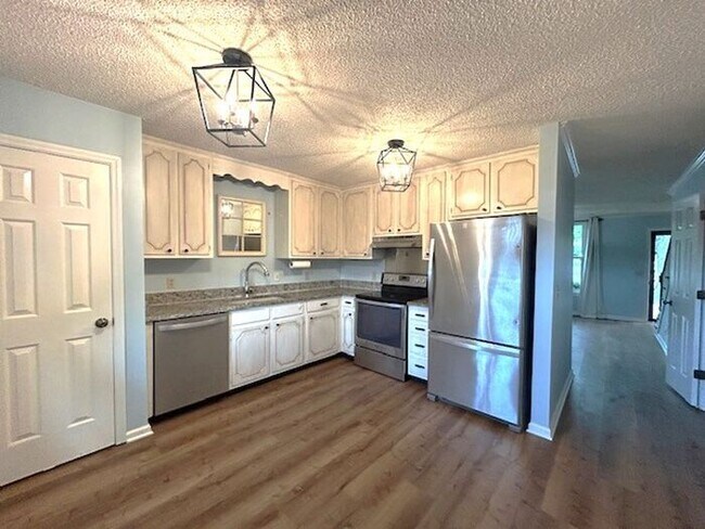 Building Photo - Townhome - 2 Bedroom 1.5 bath