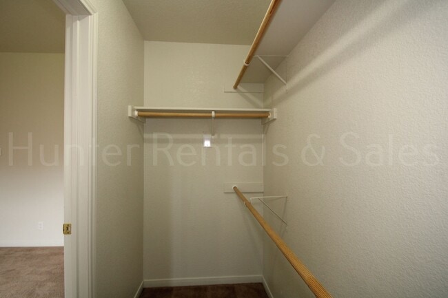 Building Photo - Rent Me Now!