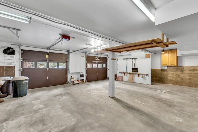 Building Photo - Mountain Lodge Home 1 Mile Away from the C...