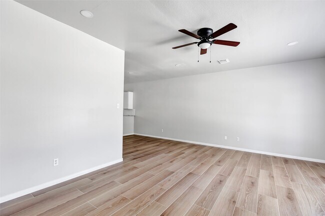 Building Photo - 10445 Wicklowe St