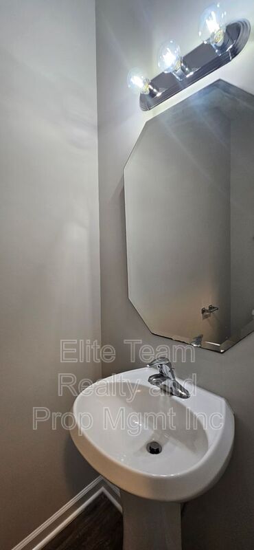 Building Photo - 2715 Meadow Knoll Dr