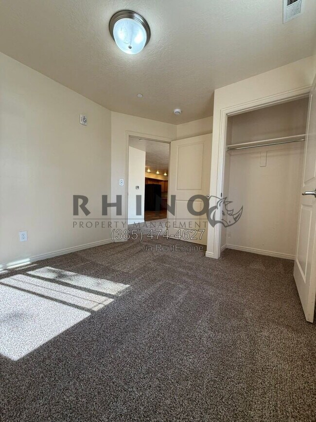 Building Photo - 6941 Village River Ln