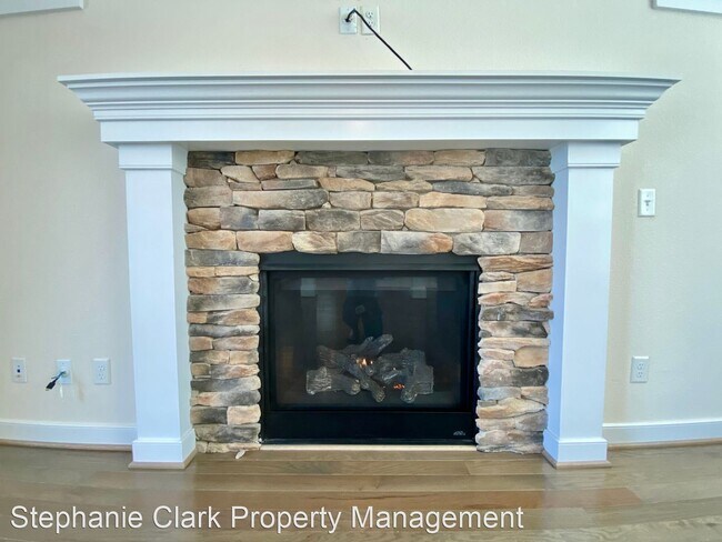 Building Photo - 3 br, 3.5 bath House - 4450 Lookout Road #B