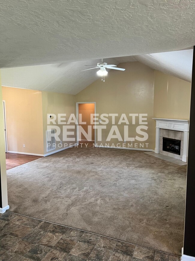 Building Photo - 1121 Castle Dr