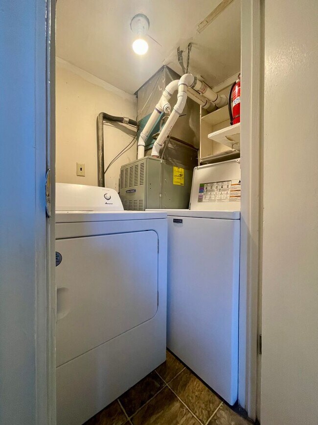 Building Photo - Darling Townhouse in Willow Terrace - ready for you to move in!