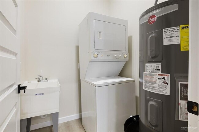 Building Photo - 17 Notre Dame Ave