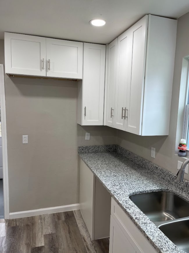 Building Photo - Newly Renovated 3 bed/2 bath - great location! MOVE IN SPECIAL!