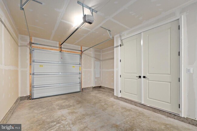 Building Photo - 9117 Crk Btm Ln