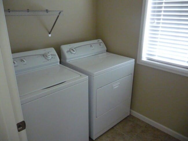 Building Photo - NW Bend 3 Bed/2.5 Bath Villa - Schaeffer D...