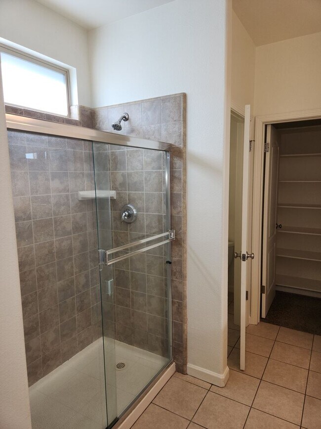 Building Photo - Lovely 3 bedrooms, 2 bathrooms located in ...