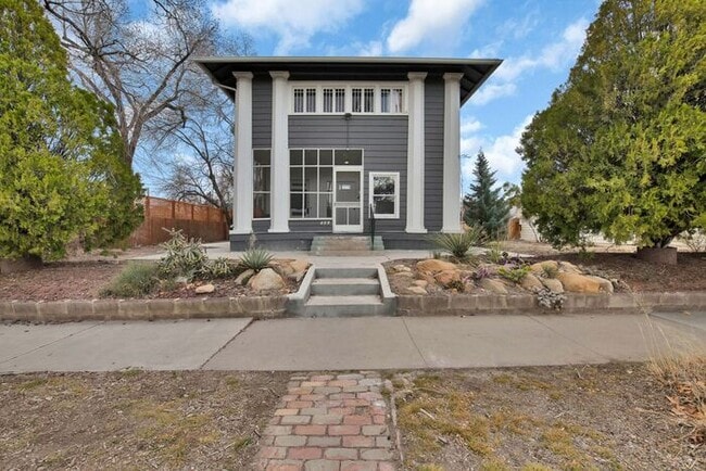 Building Photo - Renovated 2 Bedroom in Downtown Victorian Complex
