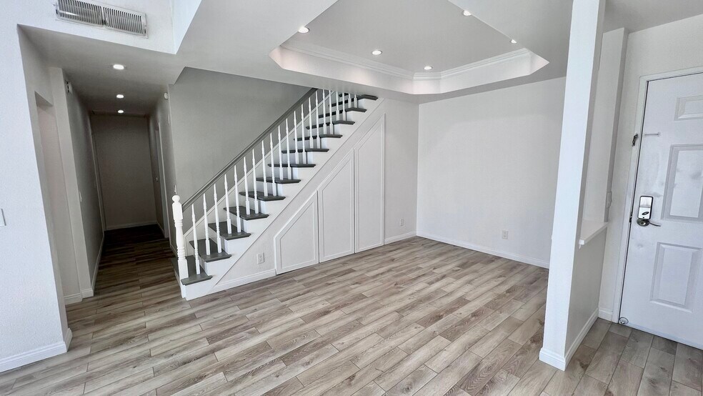 Building Photo - 5420 Sylmar Ave