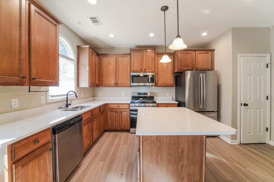 Building Photo - 5432 The Vyne Ave