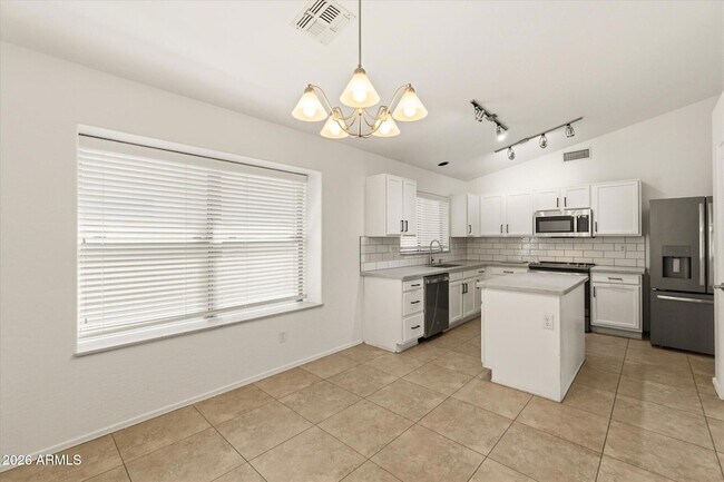 Building Photo - 2212 E Vista Bonita Dr