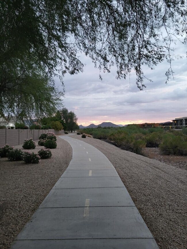 Building Photo - 8213 W Quail Ave