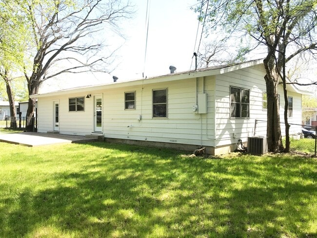 Building Photo - 1302 S 23rd St