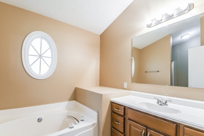 Building Photo - 626 N Friedberg Dr