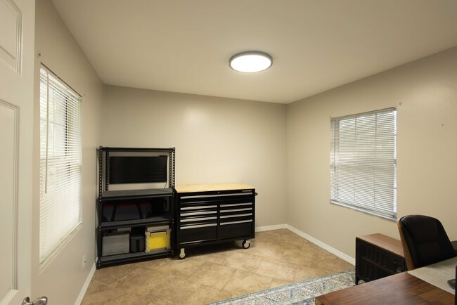 Building Photo - 650 S Park Ave