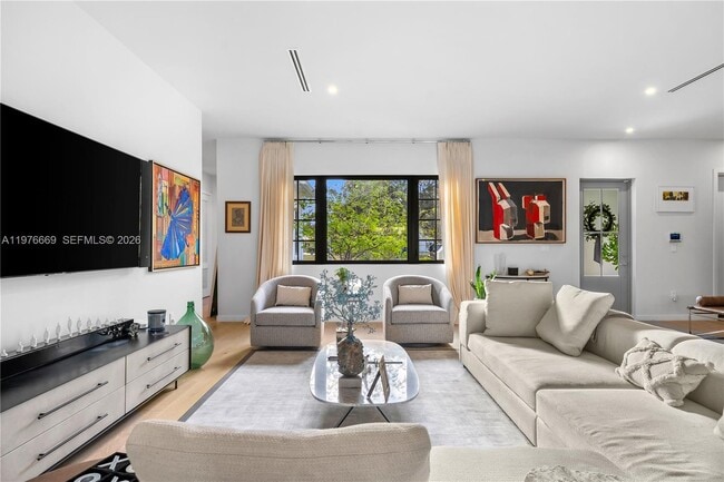 Building Photo - 2015 Country Club Prado