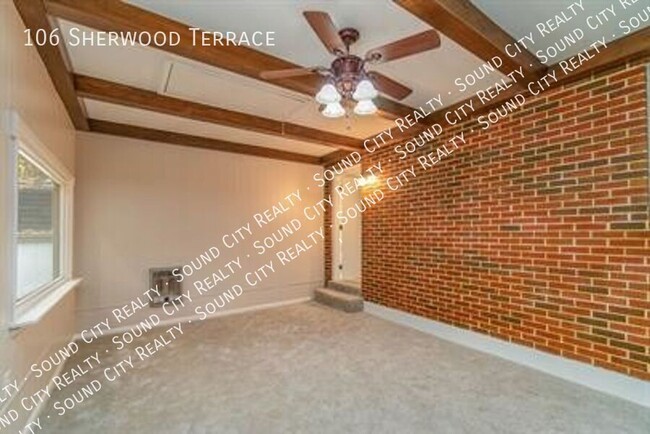 Building Photo - Brick ranch home on cul-de-sac!! Fenced in...