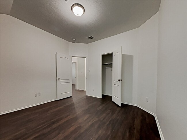 Building Photo - 2567 Riverway Dr