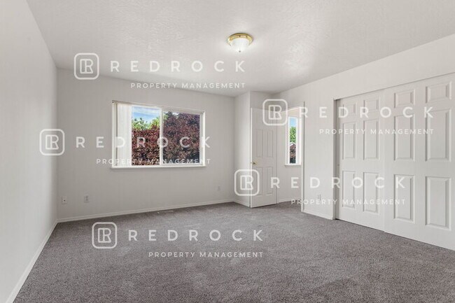 Building Photo - 4920 N Orchid Ln