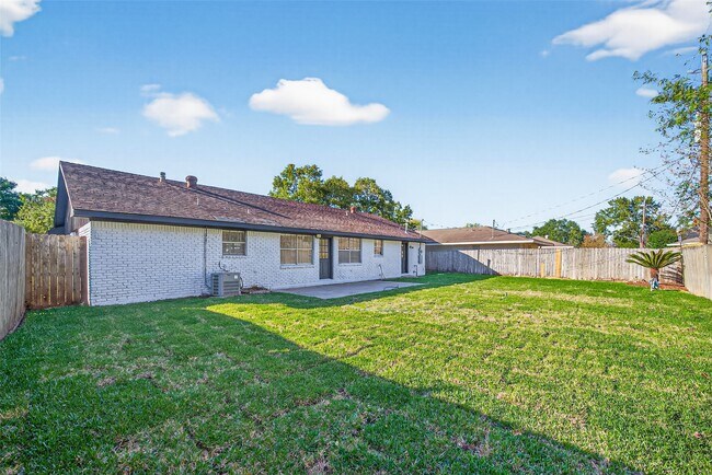 Building Photo - 9011 Landsdowne Dr