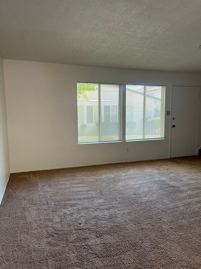 Building Photo - SPACIOUS 3 BEDROOM CONDO!!
