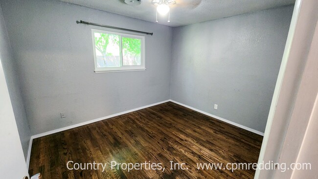 Building Photo - Garden Tract 3-Bedroom House with Hardwood...