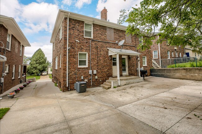 Building Photo - Spacious 3 Bedroom Duplex in the Heart of Midtown Featuring Detached Garage!!