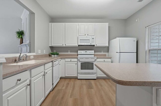 Building Photo - 3-Bed Townhouse in Leesville District