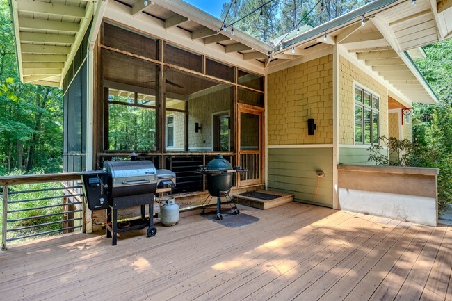 Building Photo - 817 Oasis Dr