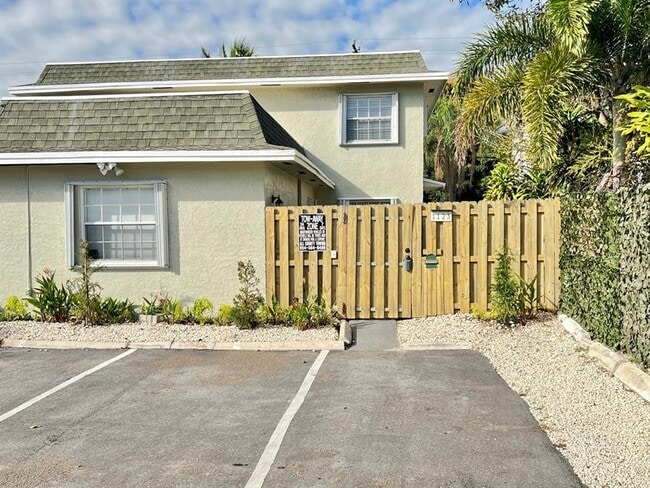 Building Photo - 1121-1123 N Andrews Ave