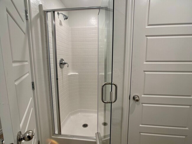 Building Photo - LOVELY TOWNHOUSE FOR RENT - GATED 3 BED 3 ...