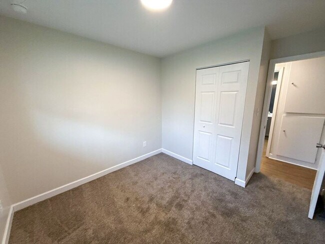 Building Photo - 2479 Kitchner Dr