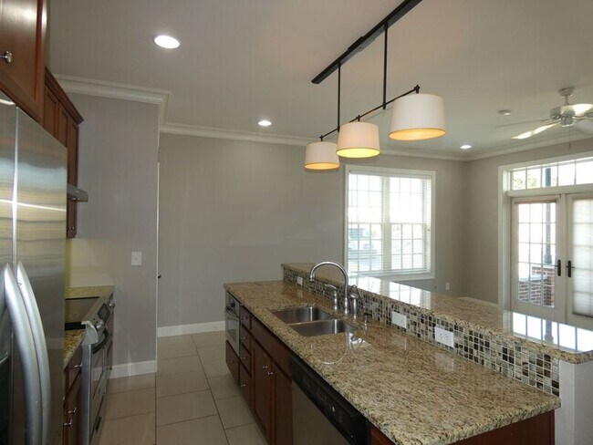 Building Photo - 415 E Romana St