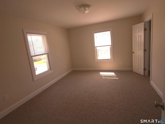 Building Photo - 27 Maple St