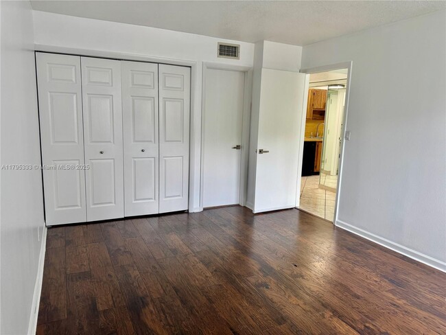 Building Photo - 200 Lakeview Dr