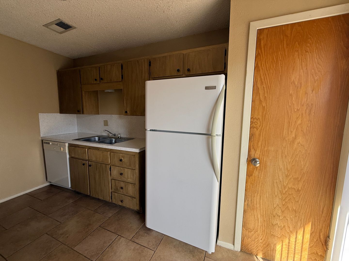 Building Photo - 2211 Cascade Dr