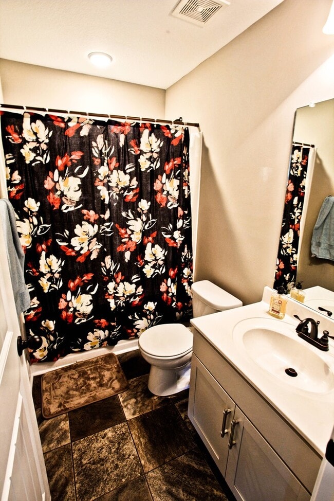 Building Photo - Fantastic 3 Bedroom Near Downtown!