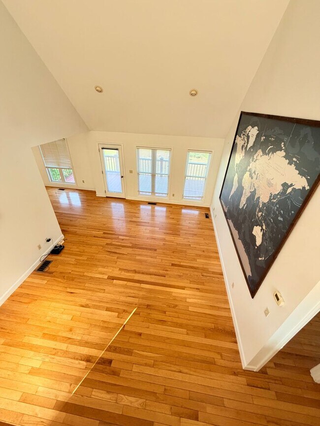 Building Photo - Spacious 3 Bed, 3.5 Bath Home - Convenient Mars Hill Location