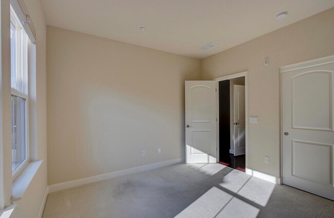 Building Photo - 581 Selby Lane
